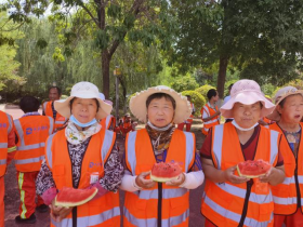炎炎夏日送清涼，致敬最美環(huán)衛(wèi)工！山東大正物業(yè)服務(wù)集團環(huán)衛(wèi)項目部開展防暑降溫慰問活動409.png